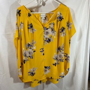 Ava Viv Size 2X Yellow Floral Short Sleeve V-Neck